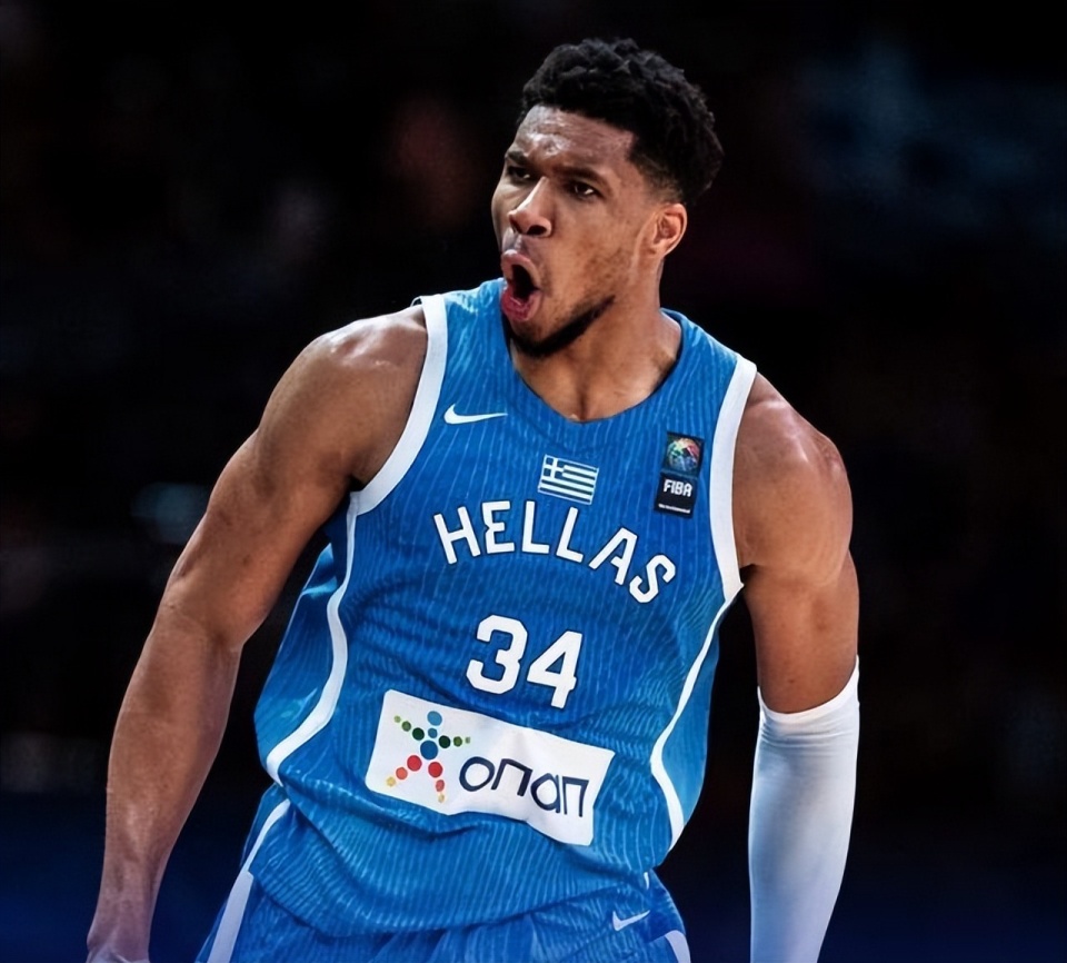 败北引发热议！，字母哥在加拿大队比赛中反败为胜观众掌声雷动(狂热大暴走的社会反响)