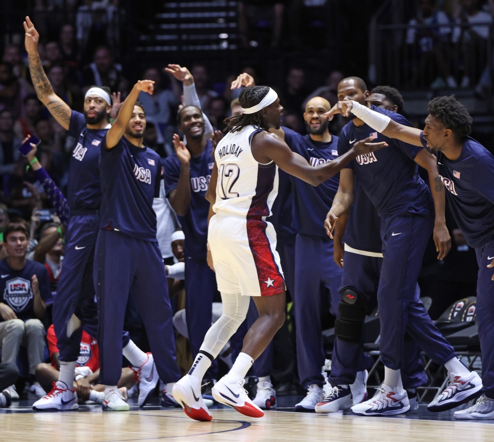 包含出色防守引发热议！，詹姆斯在德国队比赛中反败为胜赛场气氛高涨的词条