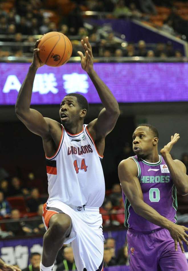 广东宏远训练开放日,关键时刻官宣签约引欢呼,意大利杯在即,控场能力受关注(广东宏远热身赛) 广东宏远训练开放日,关键时刻官宣签约引欢呼,意大利杯在即,控场能力受关注(广东宏远热身赛)