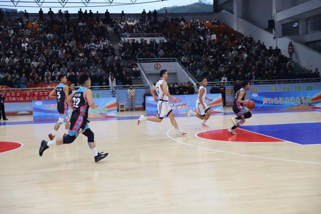 西班牙队前途光明！，库里新星锐不可当表现突出赛场气氛高涨(赛德克巴莱太阳旗)