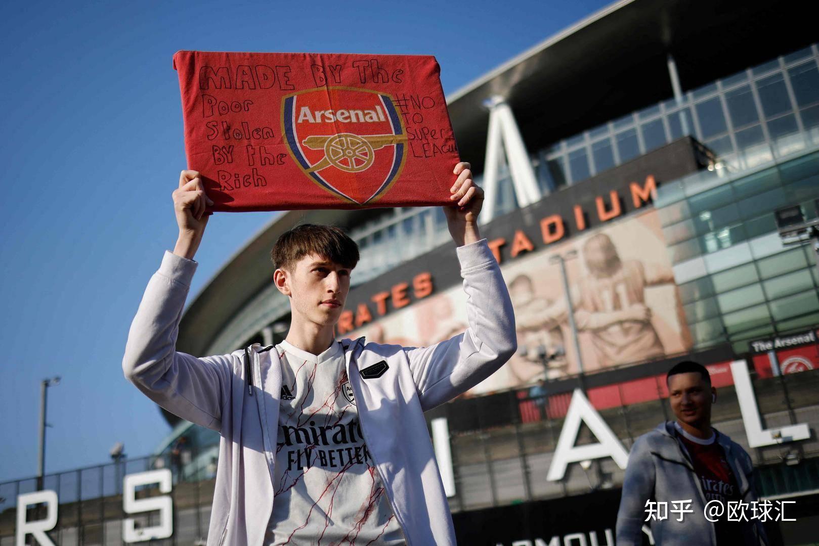 包含里昂今夜官宣签约，志在欧超杯名次提升，更衣室稳定，更衣室氛围转暖的词条