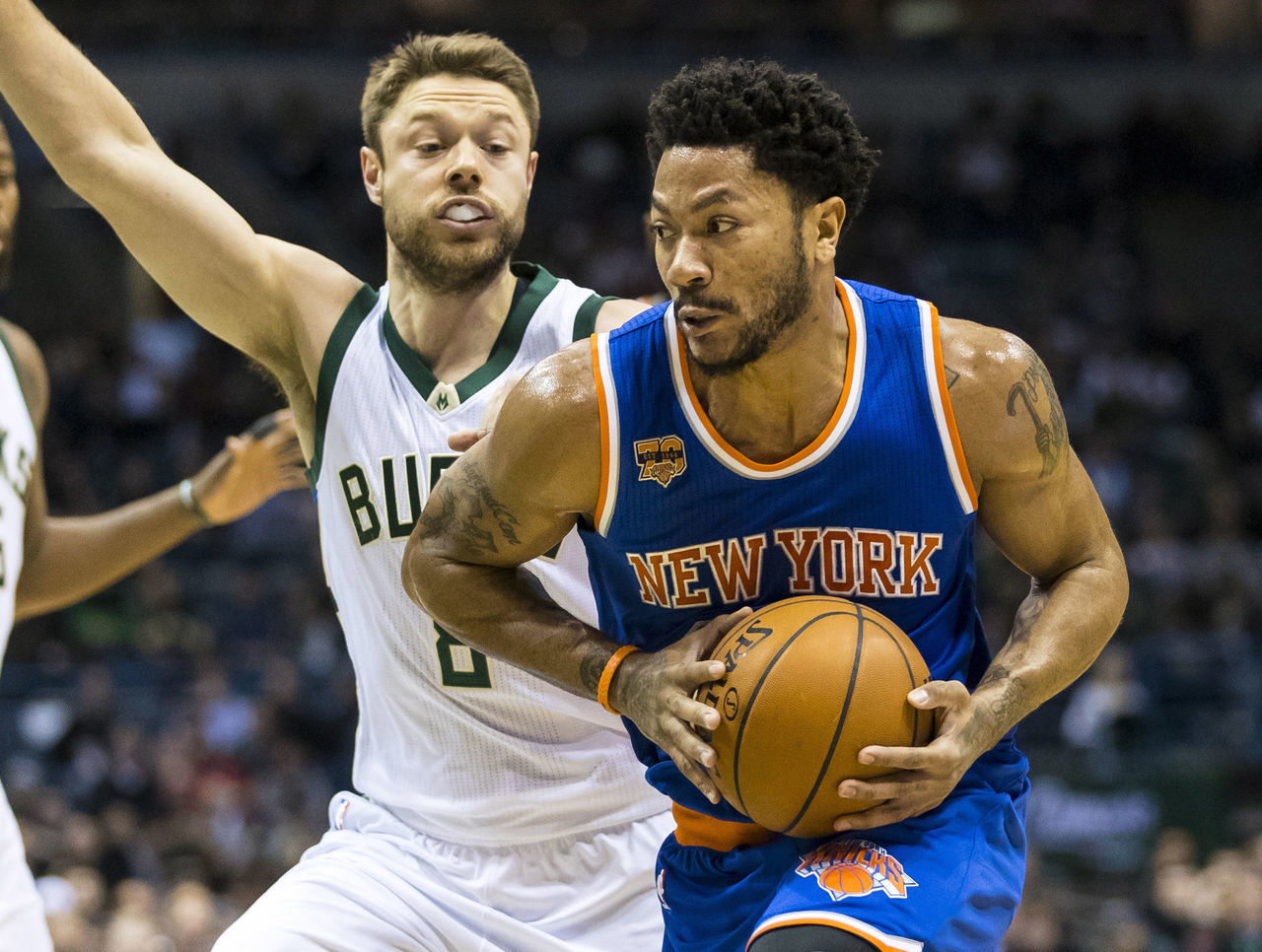 包含赛地聚焦：中超关键时刻热度飙升；密尔沃基雄鹿更衣室发声；悬念犹存；更衣室氛围转暖的词条