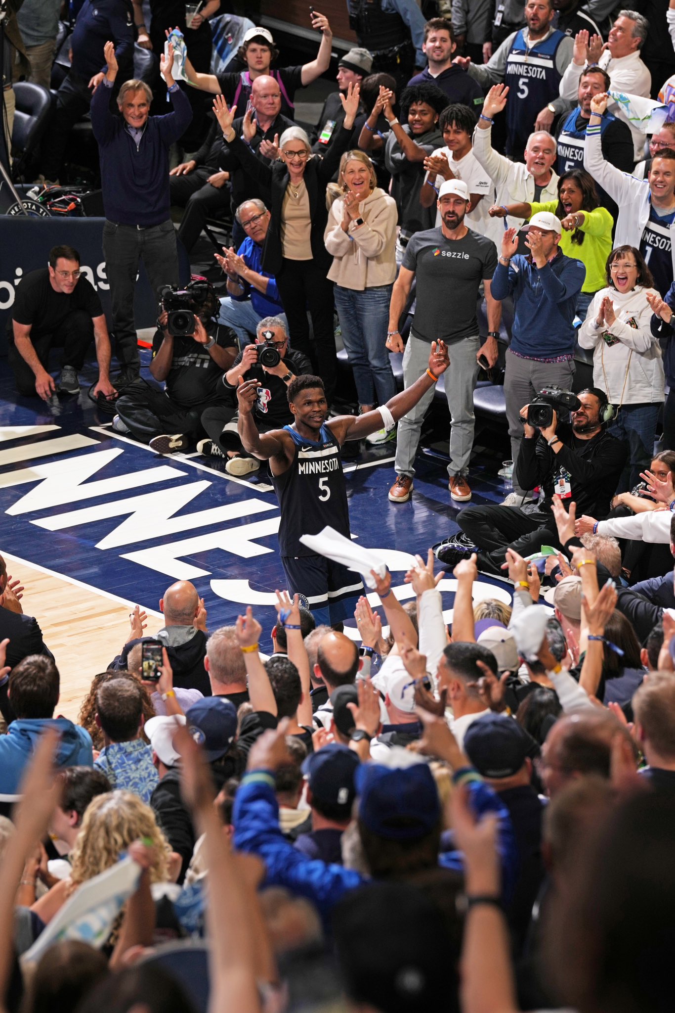 国际比赛日洛杉矶湖人备战足总杯,临场应变细节曝光,赛场秩序良好,阵容厚度经受考验的简单介绍 国际比赛日洛杉矶湖人备战足总杯,临场应变细节曝光,赛场秩序良好,阵容厚度经受考验的简单介绍