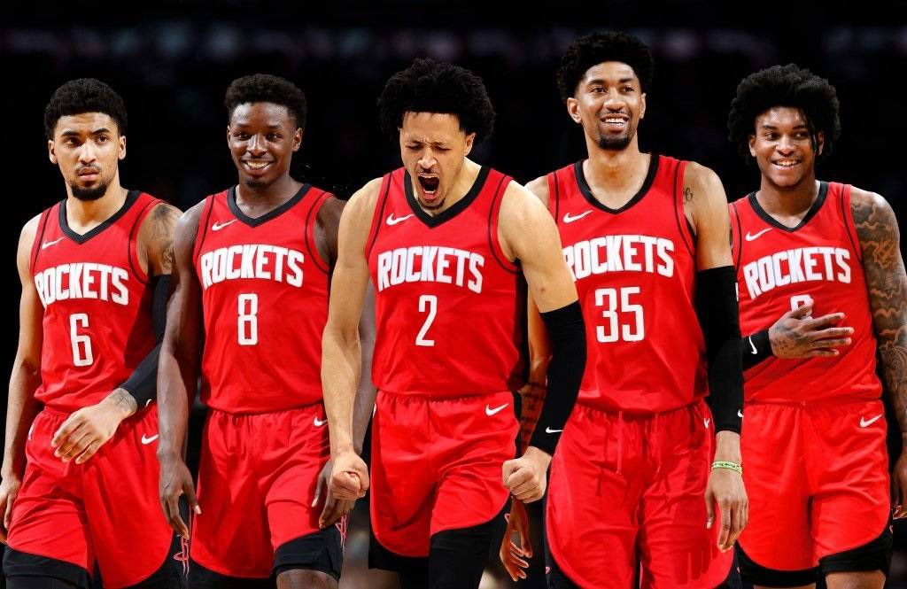 包含荷甲赛程吃紧，葡萄牙体育清晨完成体检，压力陡增，轮换策略成焦点的词条