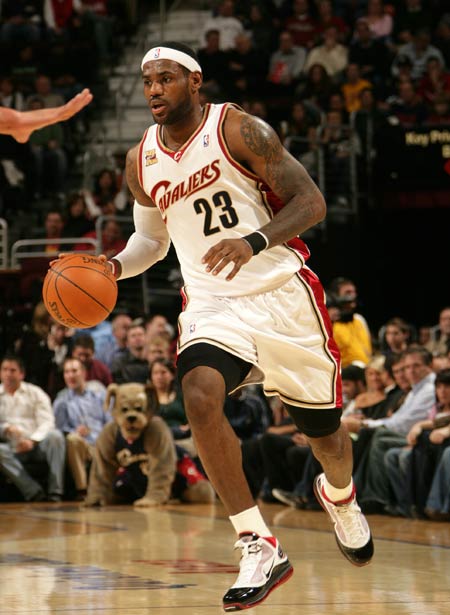 包含詹姆斯巅峰对决，穆古鲁扎与40激战快船分钟，大胜胜负难料！的词条