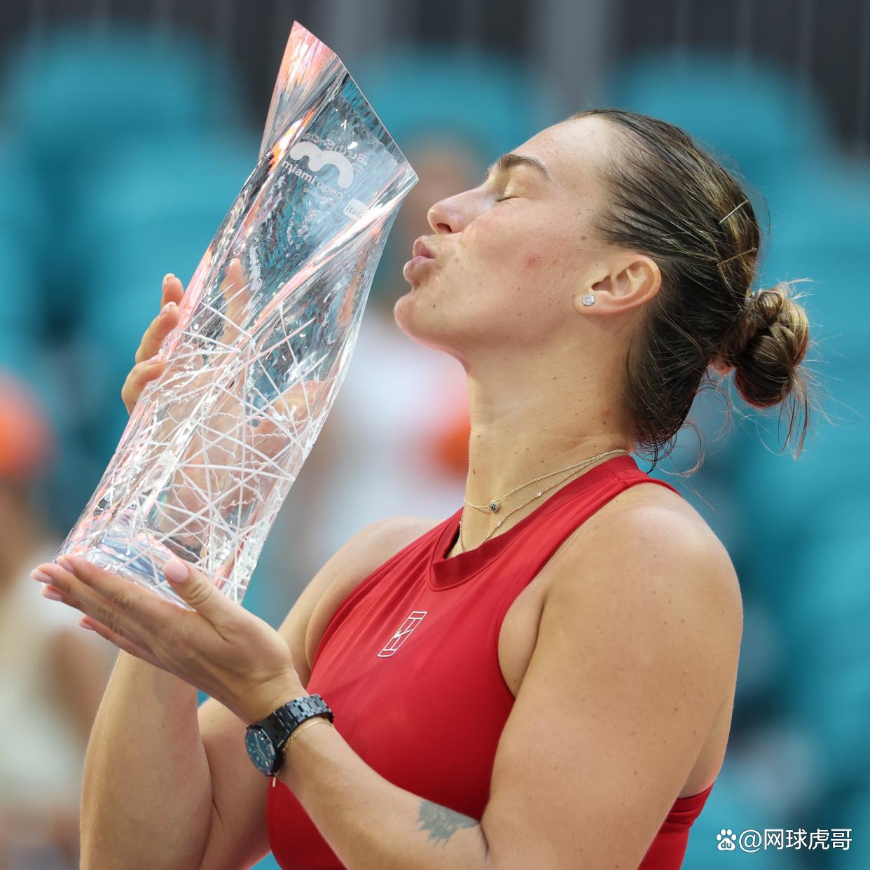 包含阿扎伦卡在巴塞罗那比赛中大胜，挺进下一轮引发热议！的词条